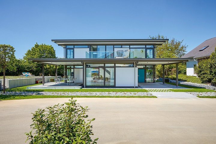 Helles und geräumiges Haus mit moderner Glasarchitektur und Garten