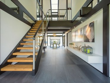 Innenansicht eines modernen Hauses mit Holztreppe und eleganter Einrichtung