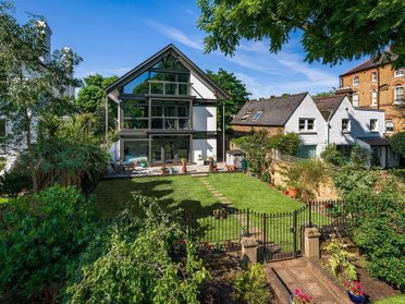 Familienhaus mit moderner Architektur und schönem Garten