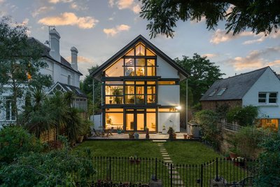 Stilvolles Architektenhaus mit Gartenansicht Gemütliches Familienhaus mit modernen architektonischen Elementen