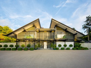 Moderner Wohnsitz mit stilvollem Design und Gartenansicht