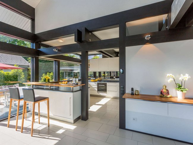 Helle und offene Küche in einem modernen Architektenhaus mit Fachwerkdesign