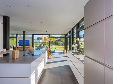 HUF house modum 810 15 Lichtdurchflutetes Architektenhaus mit eleganter Inneneinrichtung
