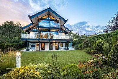 Moderne Wohnraumerweiterung eines HUF HAUS mit Gartenansicht