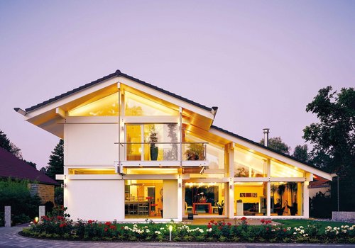 Elegantes Wohnhaus mit großen Fenstern und schöner Gartenlandschaft