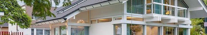Hausansicht mit großem Garten und moderner Bauweise