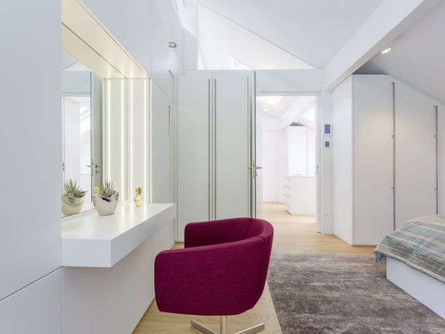 Stilvolles Schlafzimmer mit Schminktisch und gemütlichem Sessel