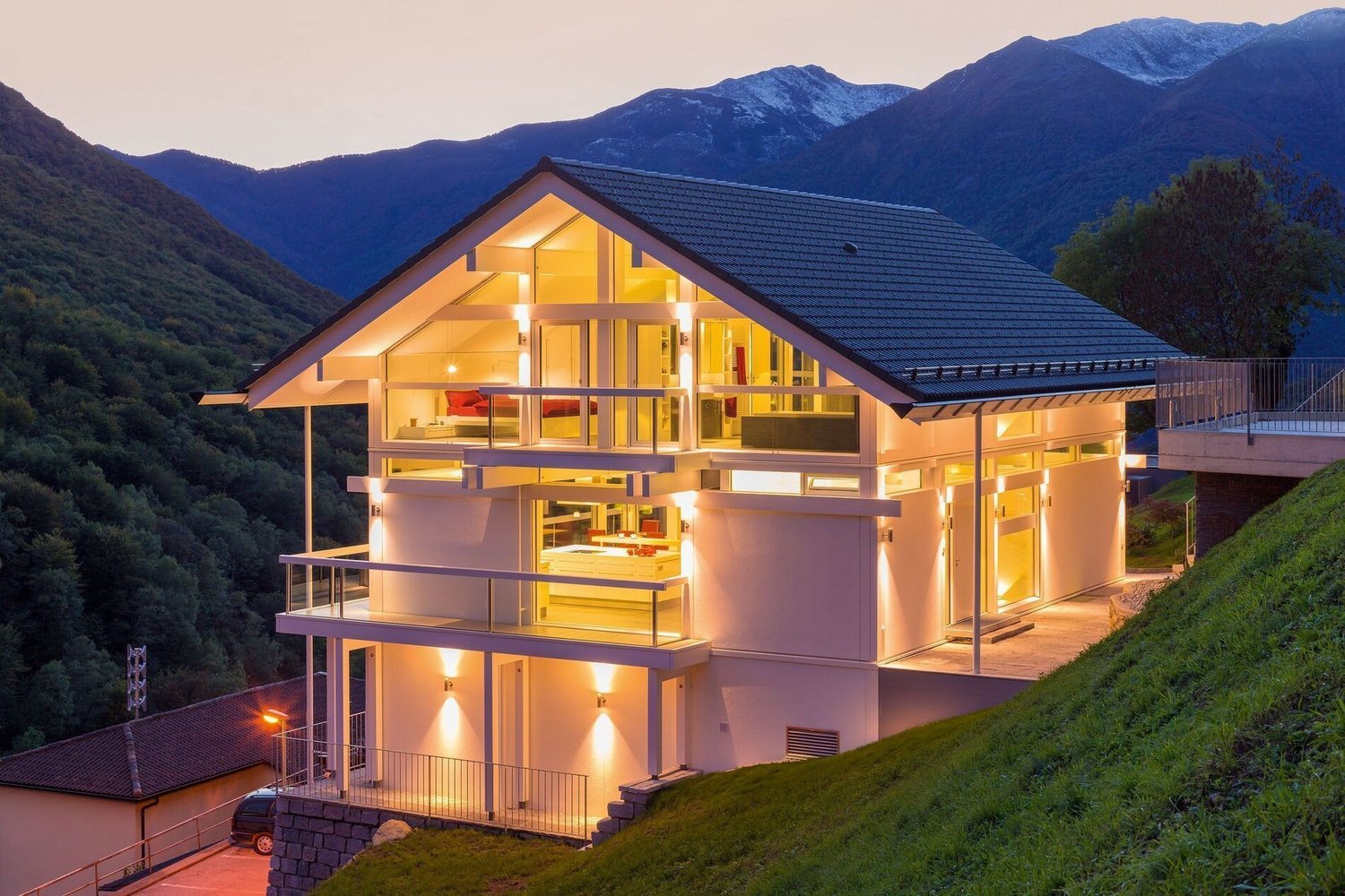 HUF Haus ART 3 integriert in die Landschaft, moderne Architektur bei Dämmerung