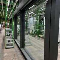 Blick auf Fensterrahmen und Arbeitsbereich in einer Produktionsstätte