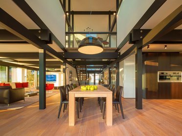 HUF Musterhaus Zuerich ART 5 ebenholz 5 Heller und geräumiger Wohnbereich mit minimalistischer Einrichtung