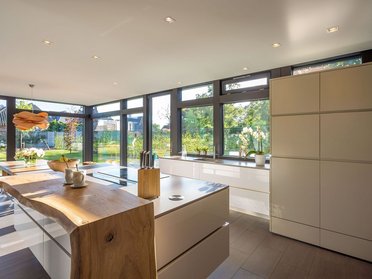 HUF house modum 810 10 Helle Küche im Architektenhaus mit großen Fenstern und Holzdetails
