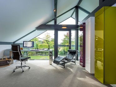 Helles modernes Arbeitszimmer mit Panoramaausblick Transparentes Fachwerkhaus mit Garten und hochwertigen Materialien