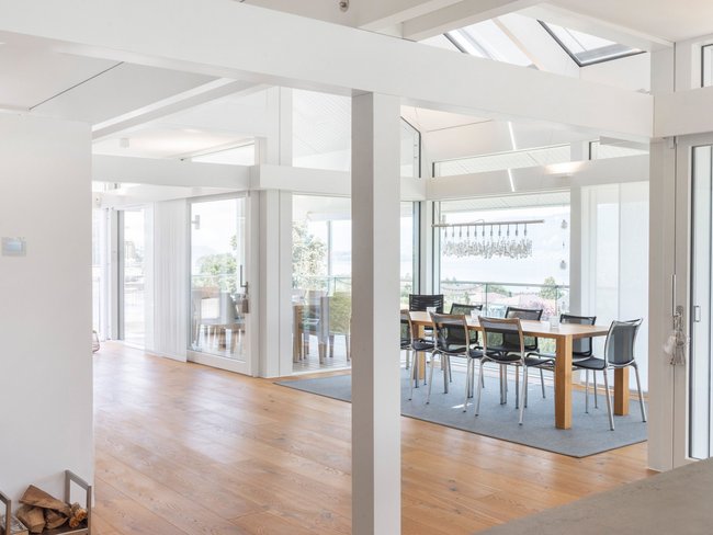 Innenansicht eines modernen Hauses mit Essbereich und Blick ins Freie
