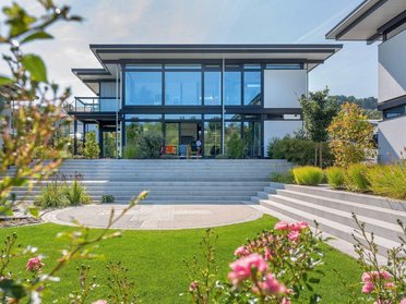 Modernes Architektenhaus mit Garten und Treppenanlage