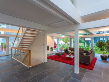 Helles und stilvolles Wohnzimmer mit Couch und Teppich