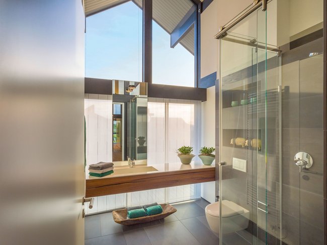 Helles, elegantes Badezimmer mit Dusche und Holzelementen