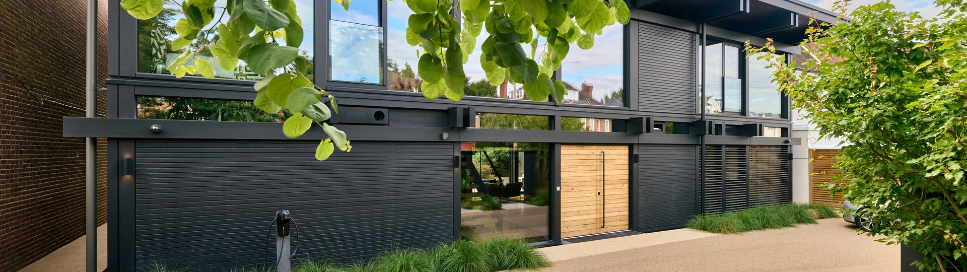 Moderne Architektur eines HUF Hauses mit gepflegter Umgebung