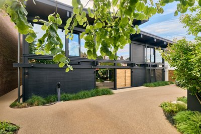 Moderne Architektur eines HUF Hauses mit gepflegter Umgebung