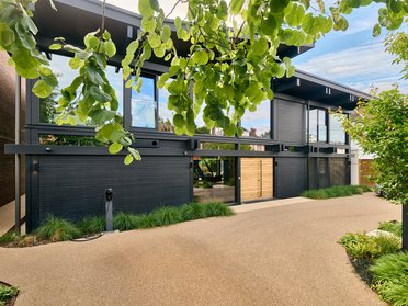 Moderne Architektur eines HUF Hauses mit gepflegter Umgebung