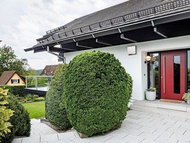 Modernes Haus mit Giebel und gepflegtem Garten