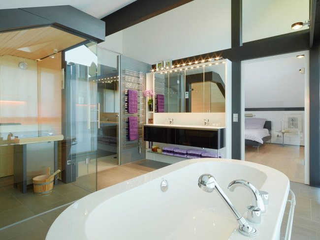 Elegantes Badezimmer mit freistehender Badewanne und Glasdusche