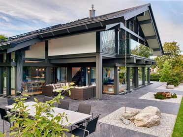 Architektur des HUF Hauses mit Garten und großzügigen Wohnräumen