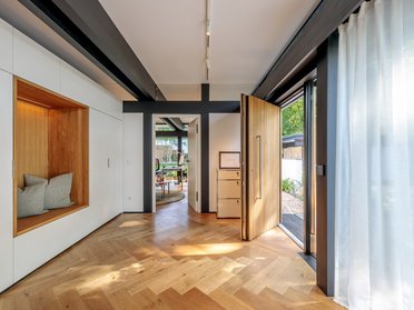 Lichtdurchfluteter Eingangsbereich eines HUF Hauses mit Holzdetails