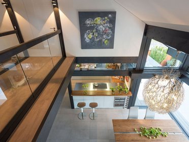 Modernes Fachwerkhaus mit Holz und Glas im Innenraum Elegantes Interieur eines Fachwerkhauses mit hochwertigen Materialien und Lichtdesign