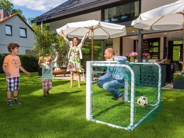 Gemütliches Architektenhaus mit Familie und Fußballspiel im Garten