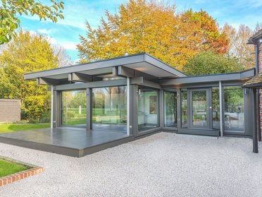 Moderner HUF Anbau integriert in die Natur Stylischer HUF Anbau mit lichtdurchflutetem Wohnraum und Naturblick
