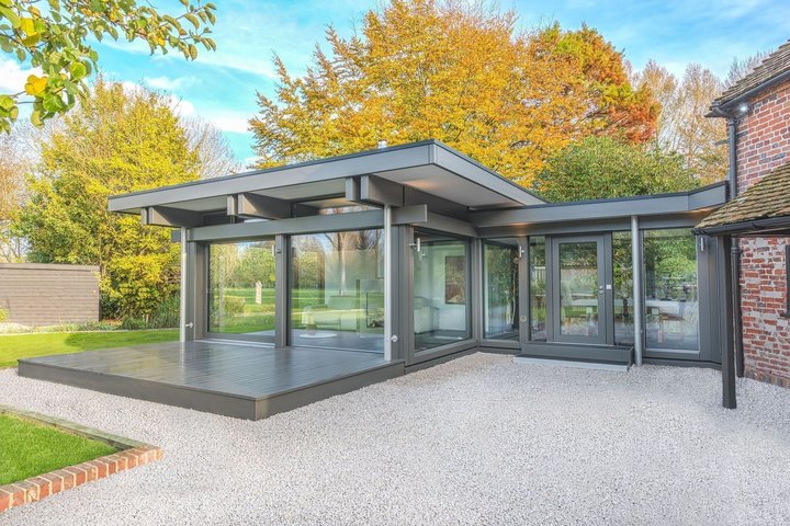 Moderner HUF Anbau integriert in die Natur Stylischer HUF Anbau mit lichtdurchflutetem Wohnraum und Naturblick