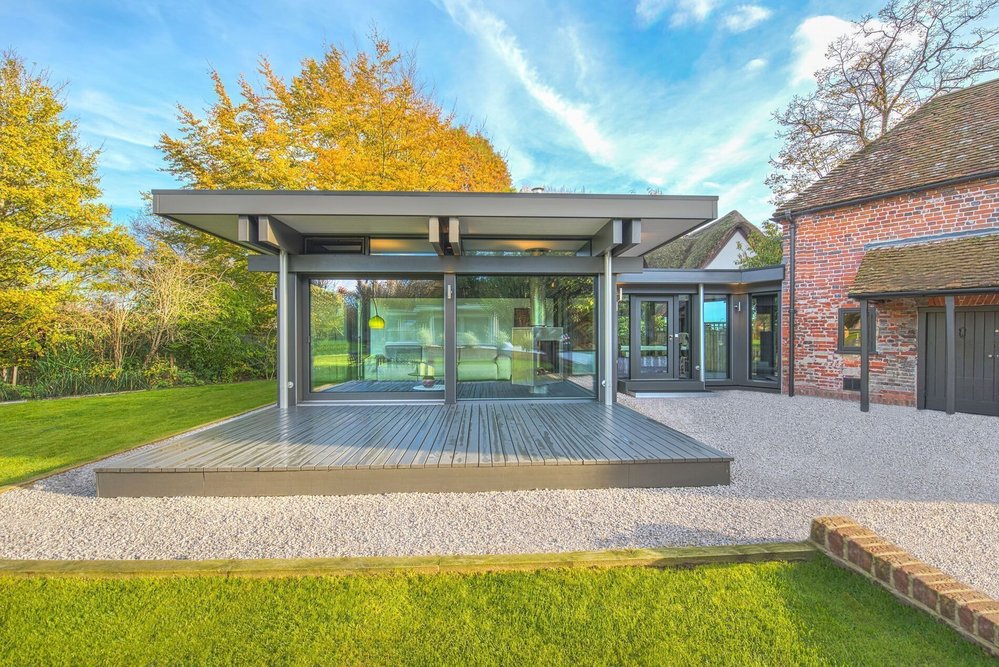 Modernes Fachwerk-Design mit Glas-Elementen und Terrasse