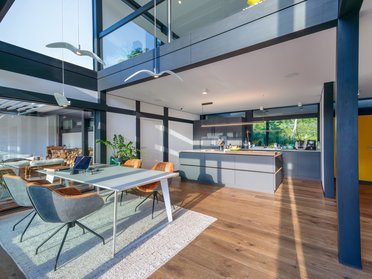 Modernes Designhaus mit Flachdach und offener Küche Helles, modernes Interieur mit Ess- und Wohnbereich im Designhaus