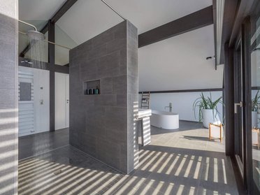 Das moderne Badezimmer mit eleganten Designelementen und viel Licht.