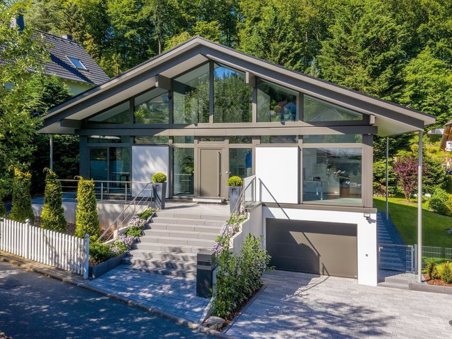 Helles Bungalow-Design mit großen Fenstern und geschmackvoller Umgebung