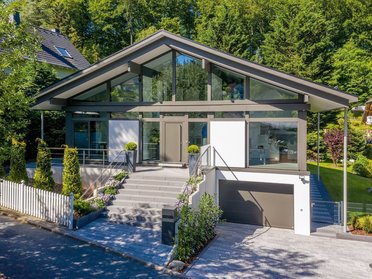 Helles Bungalow-Design mit großen Fenstern und geschmackvoller Umgebung
