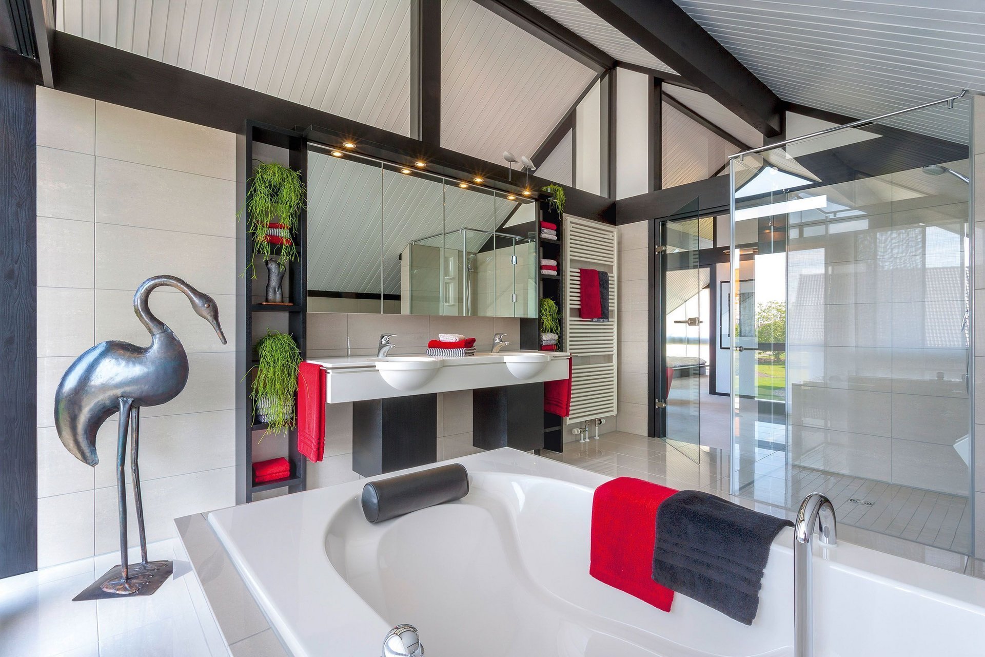 HUF Musterhaus Koblenz ebenholz 11 Helles Badezimmer mit Wanne, Spiegeln und stilvollen Dekorationen