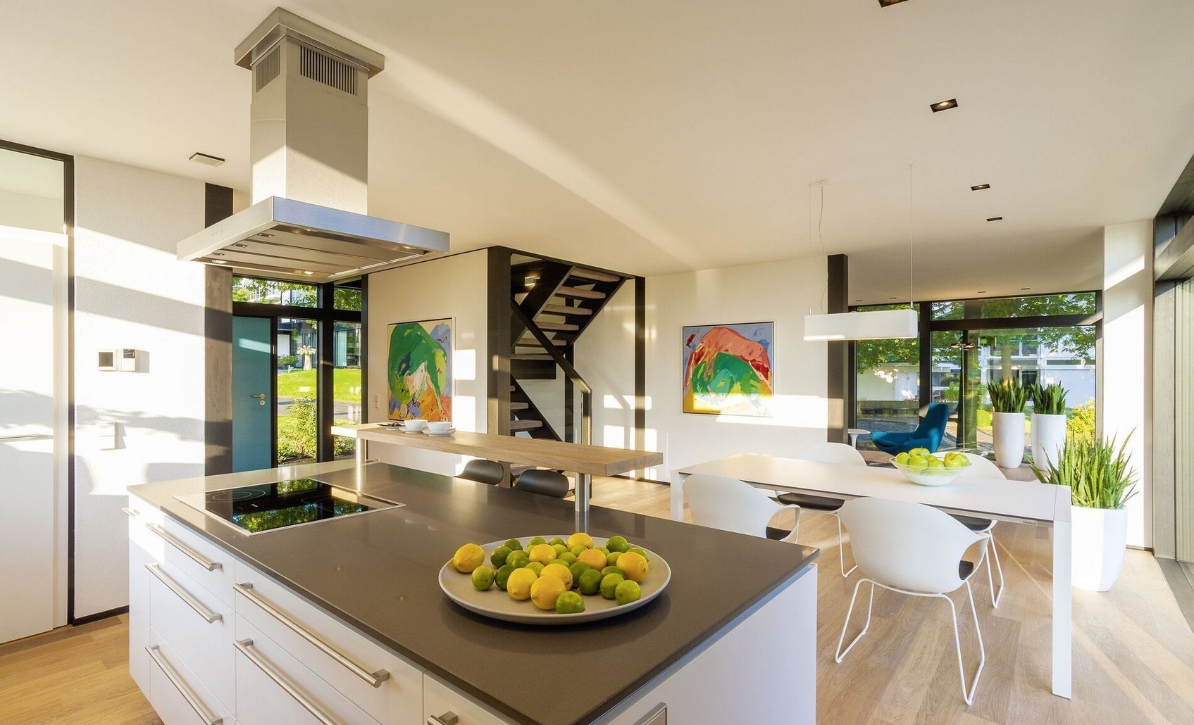 Helle und exklusive Innenarchitektur eines HUF Hauses mit Küche und Essbereich.