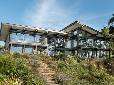 Spektakuläres Fachwerkhaus mit Meerblick Modernes Fachwerkhaus mit großflächigen Fenstern und Garten