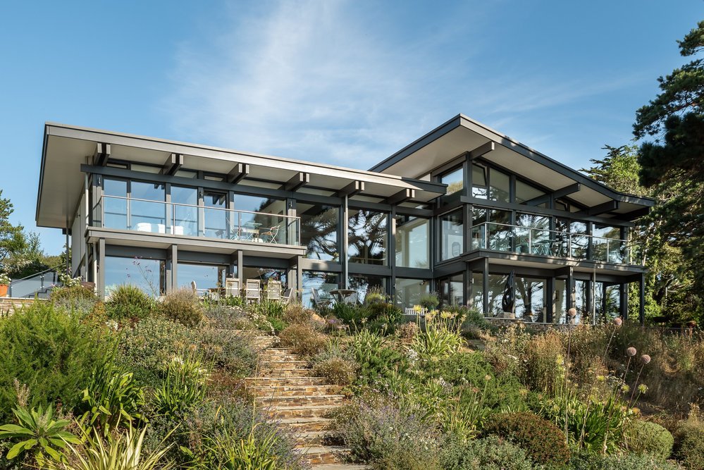 Spektakuläres Fachwerkhaus mit Meerblick Modernes Fachwerkhaus mit großflächigen Fenstern und Garten