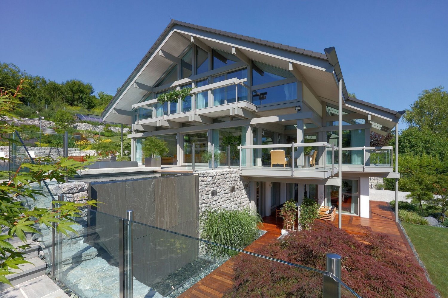 Energieeffizientes HUF HAUS mit großzügigen Glasflächen und eleganter Ausstattung