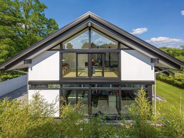 Architektenhaus in moderner Bauweise, umgeben von Natur