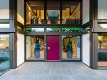 Eingangsbereich eines modernen Hauses mit bunten Akzenten