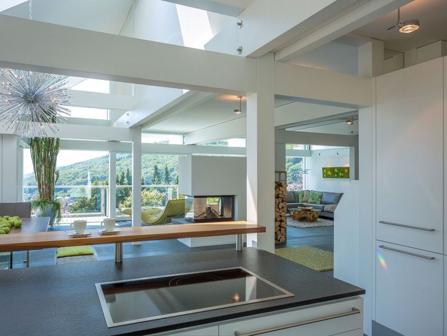 Moderne Küche in einem hochwertigen Designhaus mit Blick ins Grüne