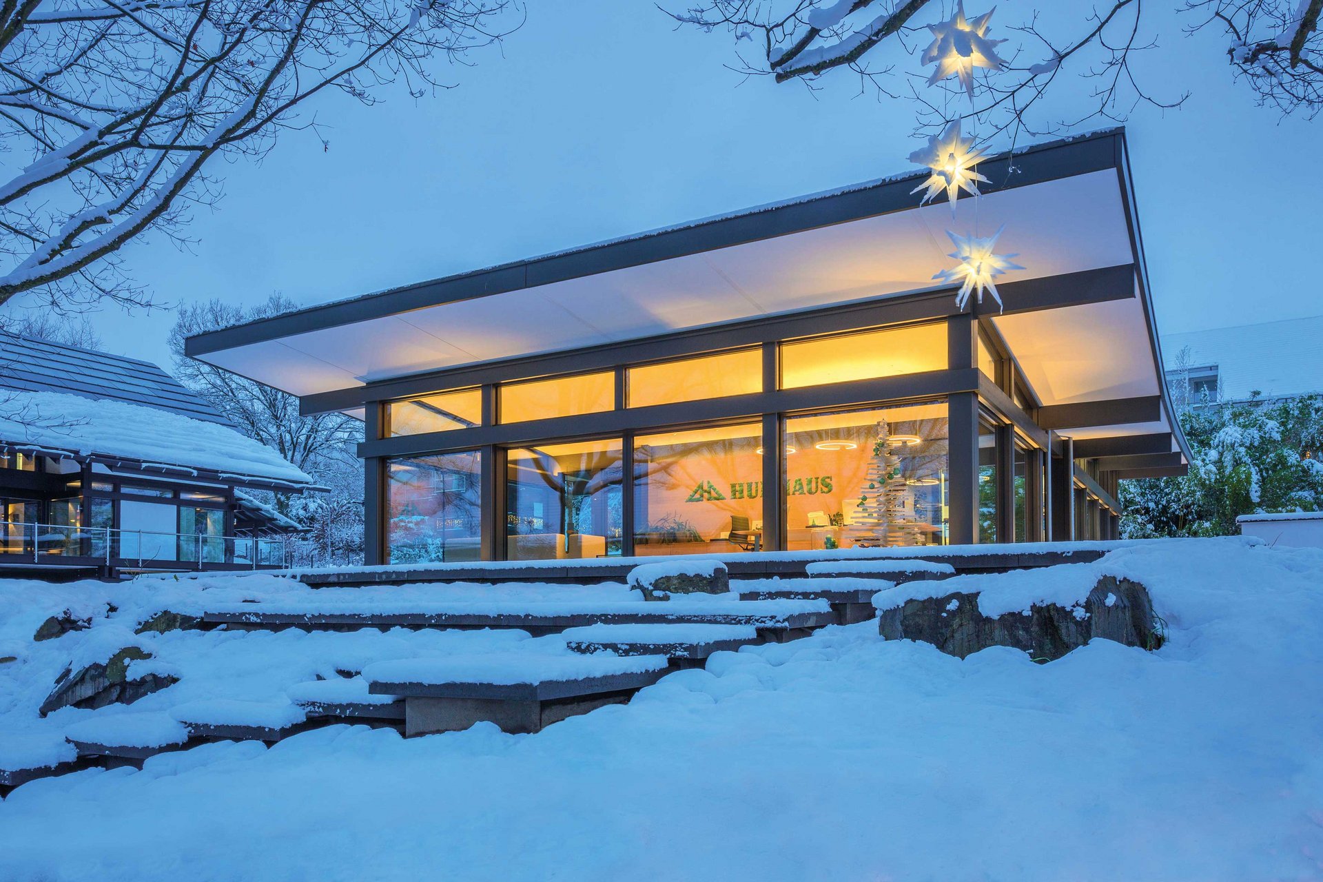 Jubiläumskalender 110 Jahre HUF HAUS Moderne HUF HAUS Architektur im Winter mit Schnee