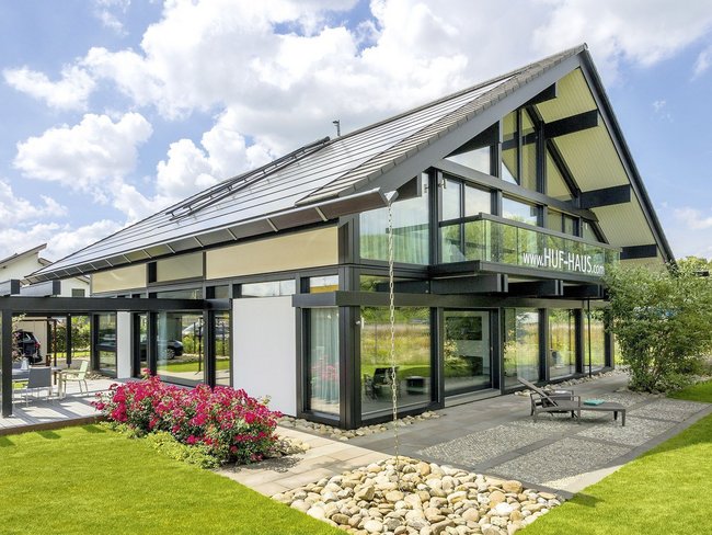 Futuristisches Haus mit Solarpanelen und schönem Garten