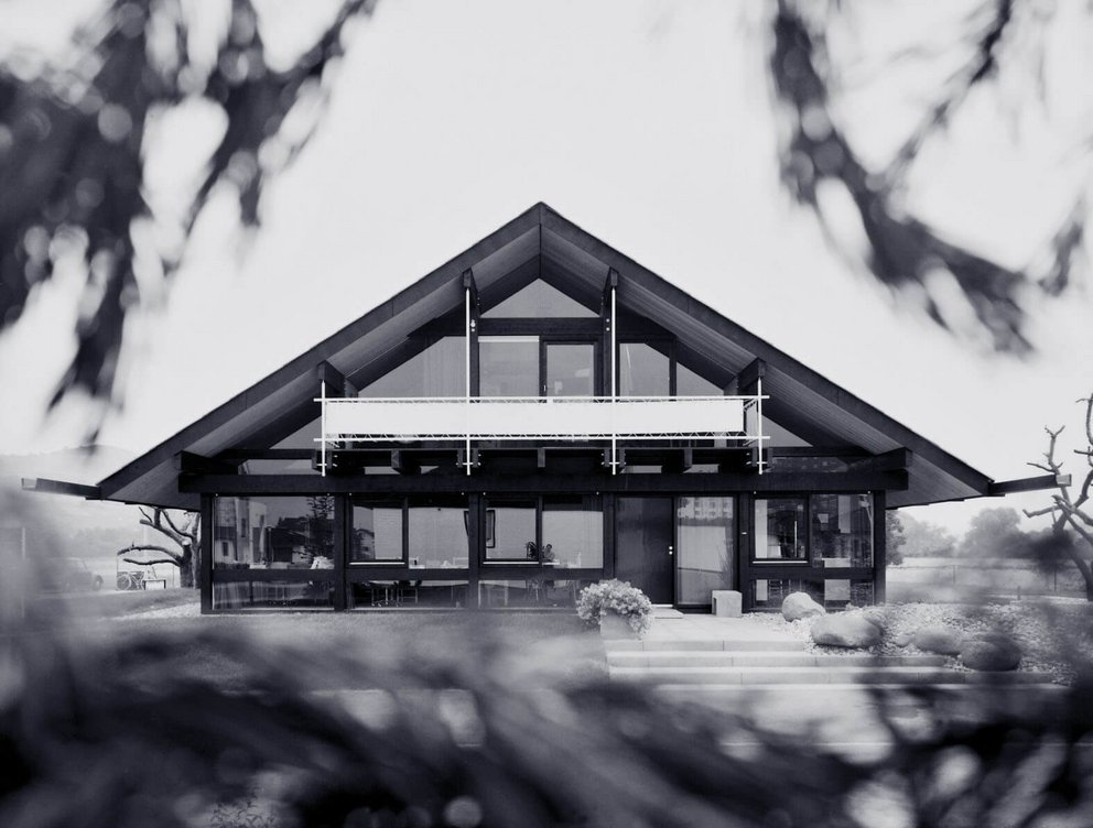 Moderne Architektur in Schwarz-Weiß Ein elegantes, modernes Haus mit einem markanten Dach in Schwarz-Weiß.