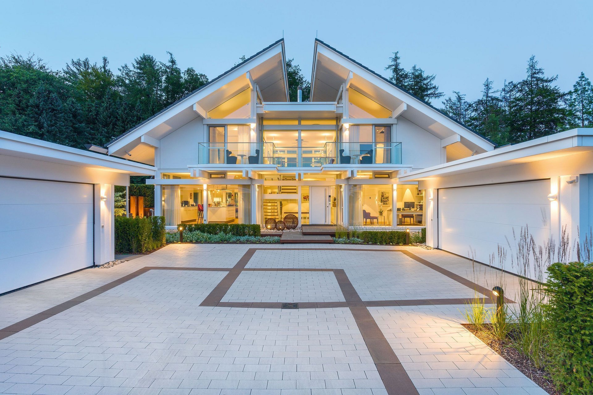 Moderne Architektur mit eleganter Fassade und Garagen Helles modernes Haus mit großzügigem Eingangsbereich und flachen Dächern