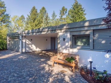 Moderne HUF Haus mit Anbau und Poolhaus HUF Haus mit neuem Giebel, Poolhaus und Garagenanlage im Garten
