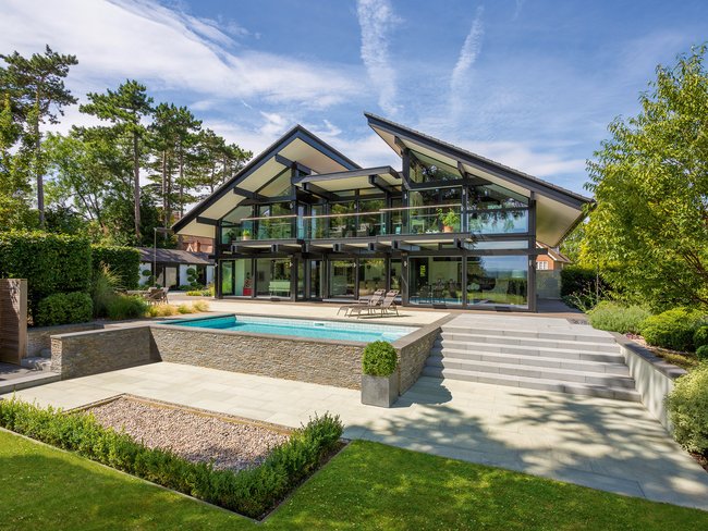 Modernes Architekturhaus mit Pool und Gartenlandschaft
